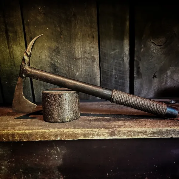 Hand-forged tomahawk axe